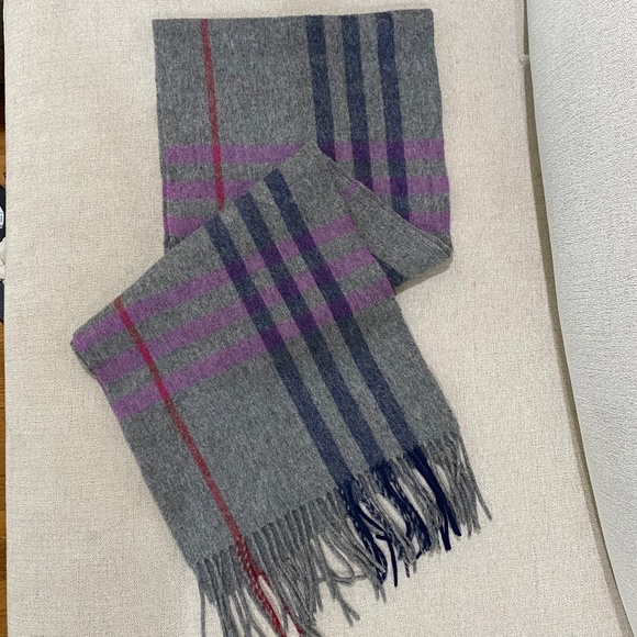 Burberry shawl - Picture 1 of 4